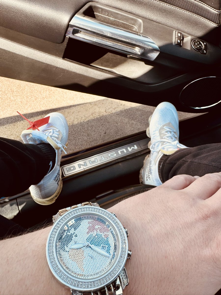 mob_docta's tweet photo. While they argue over elections and inflation I’m stacking so my winter looks like a vacation #HustleSeason #MileHighGrind #DenverHipHop #StayInYourLane #BuiltNotBought https://t.co/2YZaqrAyqh