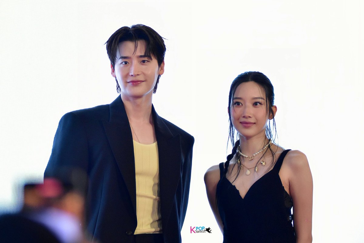 MyKpopHuntress's tweet photo. 250810 LEE JONG SUK & MUN KA YOUNG @ Pavilion KL for Law and The City: Kuala Lumpur Star Tour 🌟🇲🇾

Photo dump of Ahn Ju Hyeong & Kang Hui Ji ~ charismatic, warm, unforgettable - just like their undeniable chemistry in Law and the City ⚖️

#tvNAsia #BestKoreanEntertainment #LATCStarTourinKL #LawAndTheCity #문가영 #MoonGaYoung #이종석 #LeeJongSuk #서초동