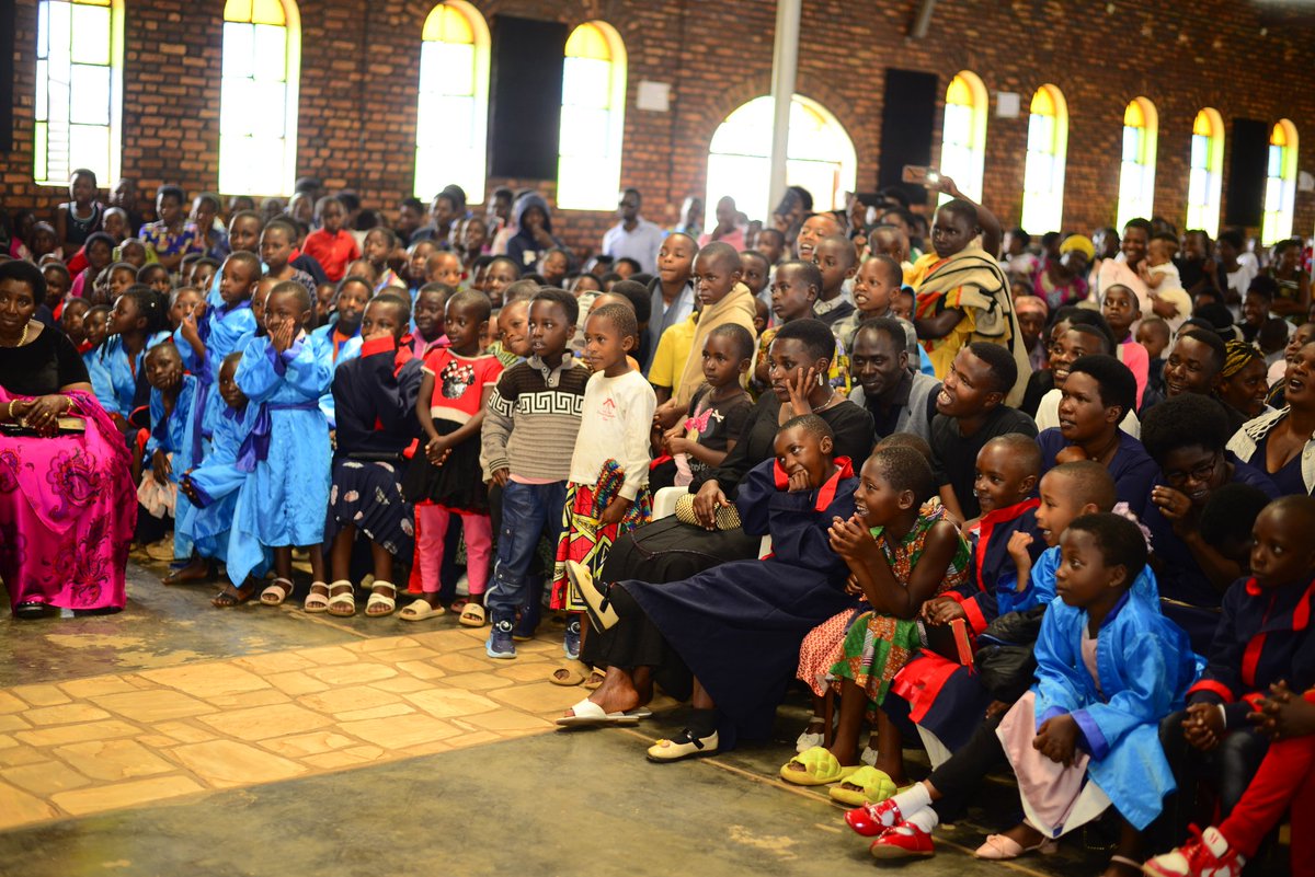 🚨 Amakuru mashya🚨
Wari umunsi udasanzwe muri cathedral,Aho uyu munsi twabanye na Bishop wacu na Madame,Bishop wa Diocese ya Karongi na Madame,Madame Bishop wa Diocese ya Kigali,ndetse n'abandi bashyitsi.Twabanye na Bishop wa Diocese ya Karongi mu butumwa by'uyu munsi.