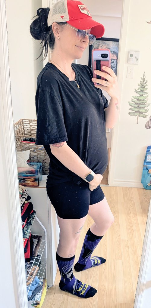 Ballpark outfit with a side of bump ⚾