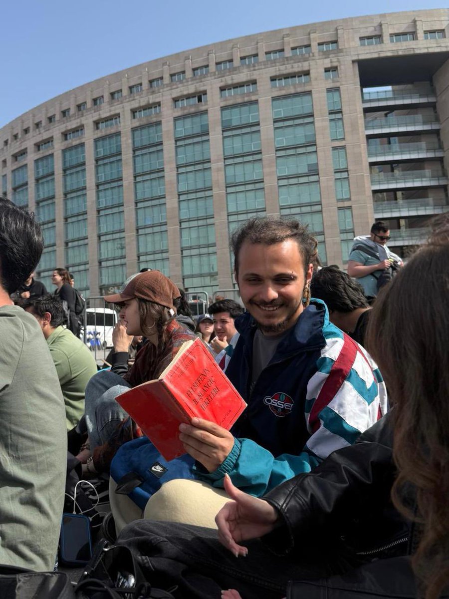 Galatasaray Üniversitesi öğrencisi Arda, 100 gündür ev hapsinde.

Arda’nın sesi olmalıyız çünkü hepimiz özgür olana kadar hiçbirimiz özgür değiliz. 

Ev hapsi bir ceza değil, susturma yöntemidir. Sıra arkadaşımıza özgürlük!
#ArdayaOzgurluk #OgrencilereOzgurluk