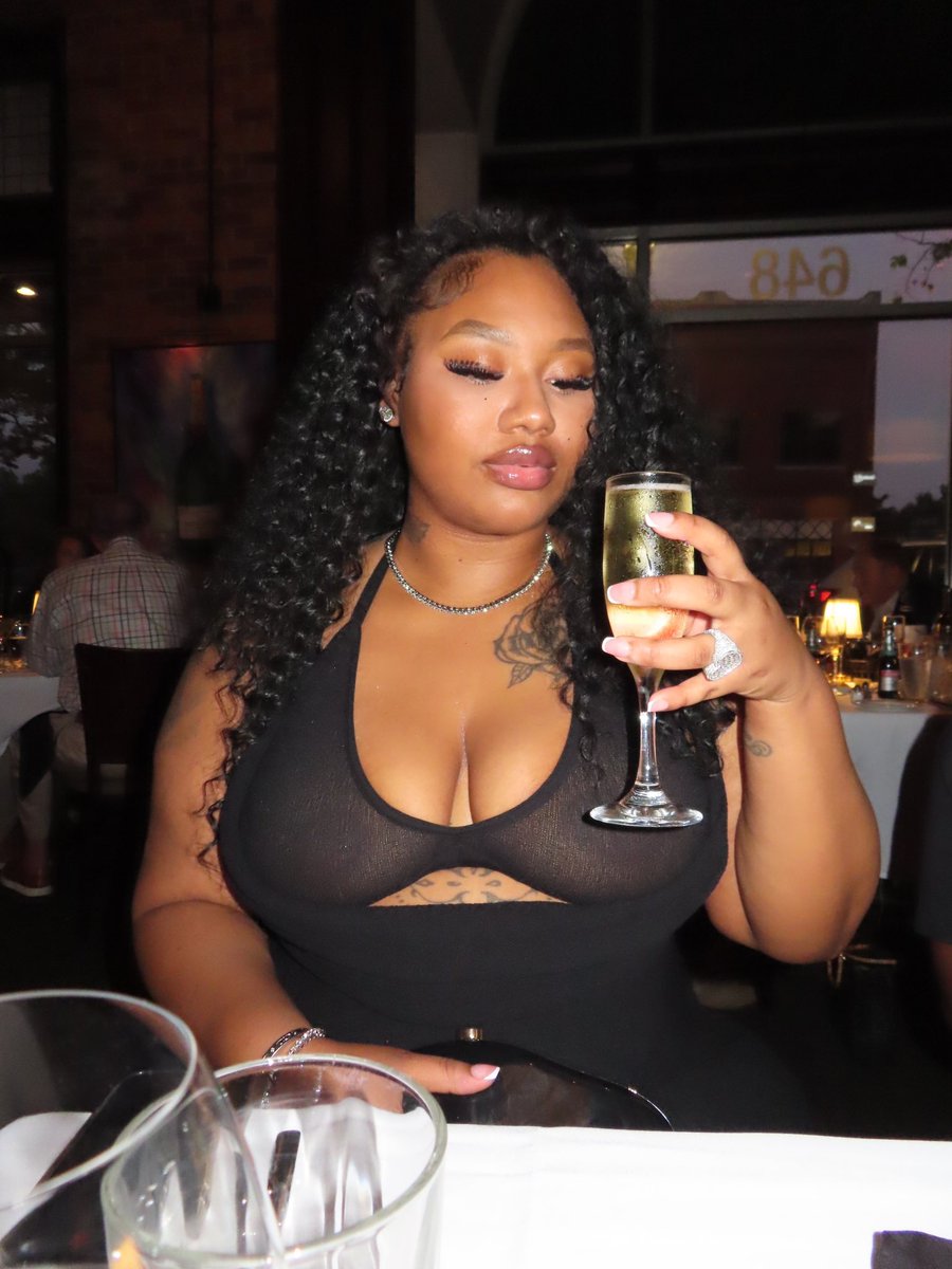 Daiziaa_'s tweet photo. body fire, face pretty, you the whole package. 💋 https://t.co/DpOjJoJhLp