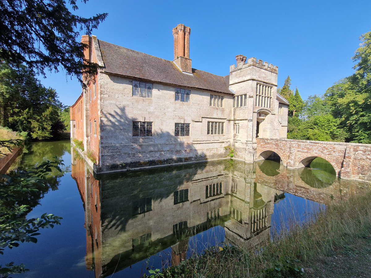 Louise__Slack's tweet photo. Baddesley Clinton
@nationaltrust @StormHour @ThePhotoHour 
#sundaymotivation https://t.co/4m6nb60ZPT
