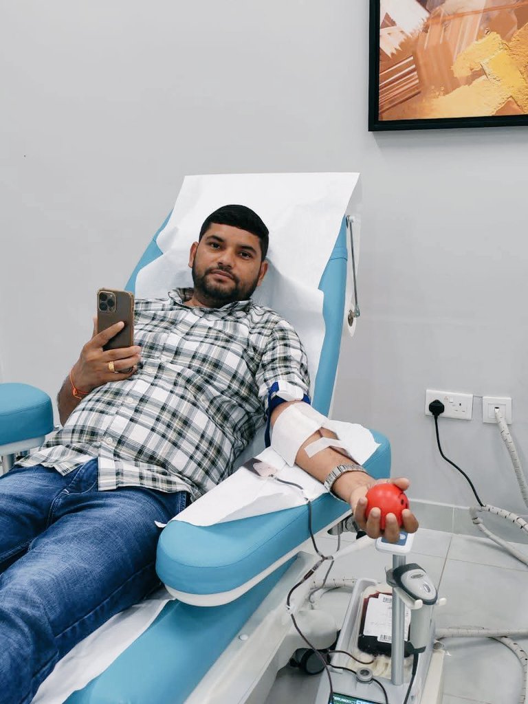 Vijay_PHF's tweet photo. Consul Passport, Mr. Ashish Verma joined more than 270 donors in ‘Mega Blood Donation Campaign’ organized by @FOIEvents in association with @cgidubai to commemorate 79th #IndependenceDay2025. https://t.co/d65E5Jj3df