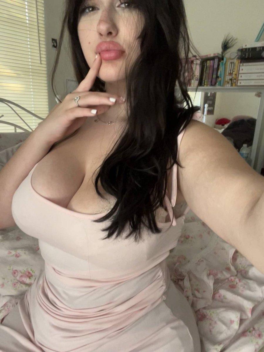 rosefrvs's tweet photo. my cleavage >>> your wife https://t.co/BDF2nKYy0d
