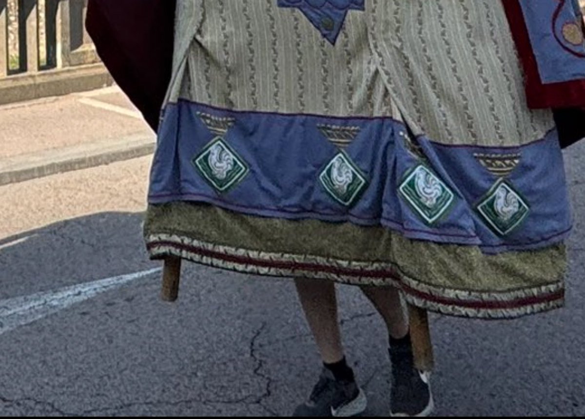 On són les tradicions? 
On són els valors d'occident?
On són les espardenyes per ballar els gegants?
#SalvemCatalunya dels gegants q ballen amb calçat esportiu.