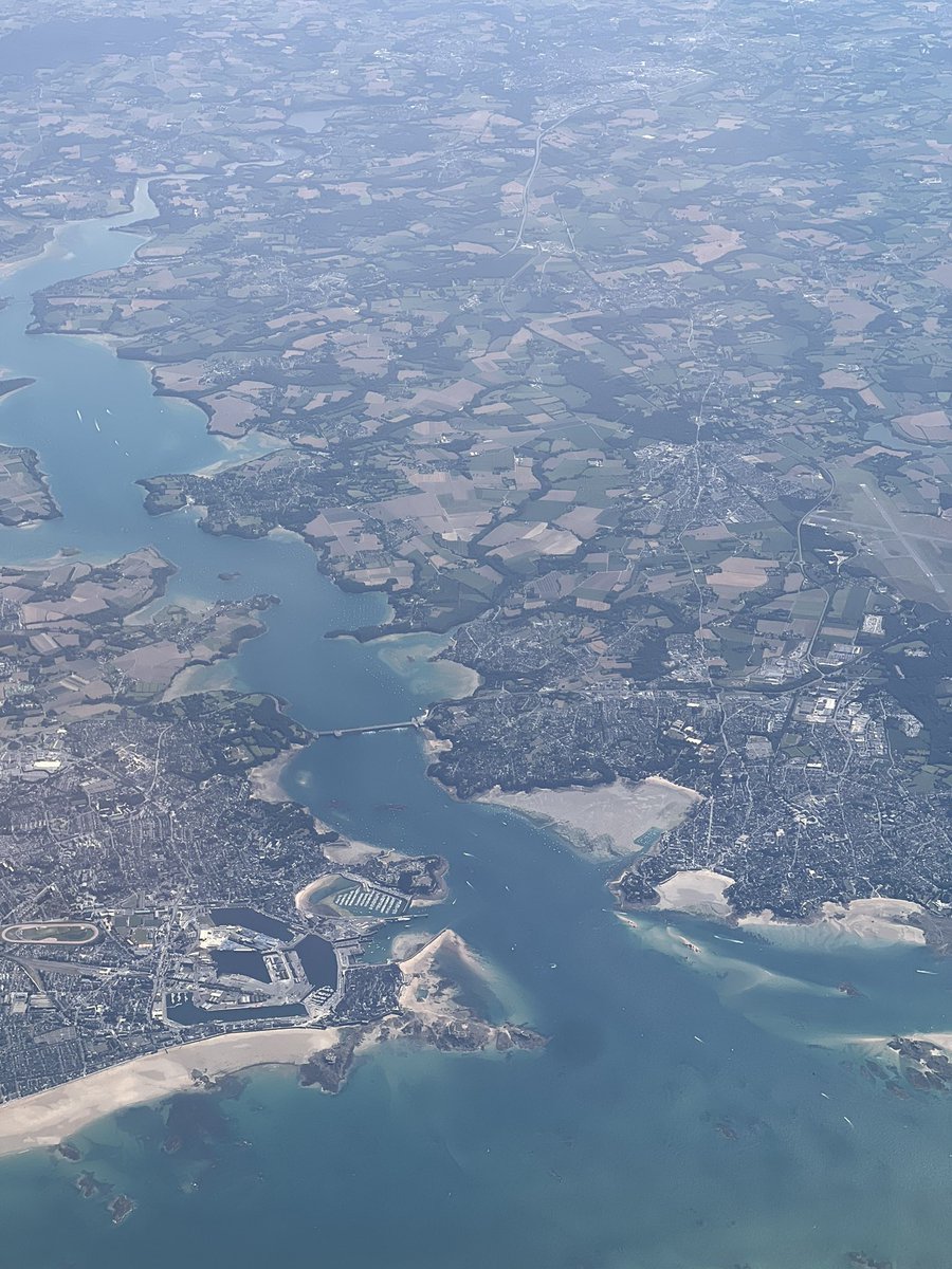 Saint Malo à gauche. Dinard à droite. Le barrage de la Rance entre les 2. La vue était superbe ce dimanche du ciel ☀️