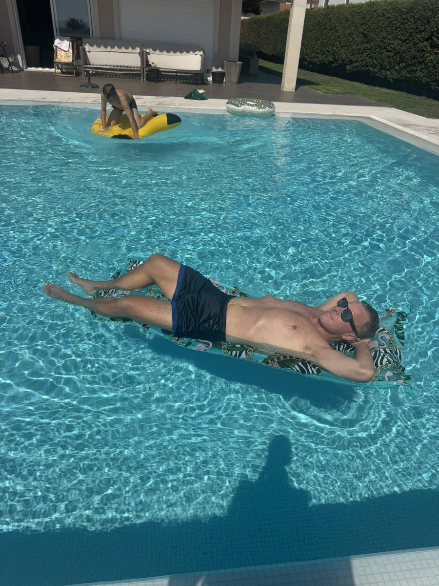 Day 35/100

Super chilled day by the pool.
Upper body workout. 

Booked into a swimming camp next weekend… Lagging on the swimming training for Necker….5 KM is no Joke for someone who doesn’t enjoy it.

Feeling grateful 🇵🇹🌞

#10xtoNecker #entrepreneur