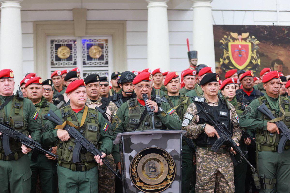 OrlenysOV's tweet photo. Quebrar la unidad y la lealtad de la Fuerza Armada Nacional Bolivariana con la Revolución Bolivariana y el Gobierno Bolivariano, siempre ha sido el sueño húmedo de la derecha rancia nacional e internacional.

El resultado siempre ha sido el cierre de filas y más unidad. https://t.co/K4DVajtofE