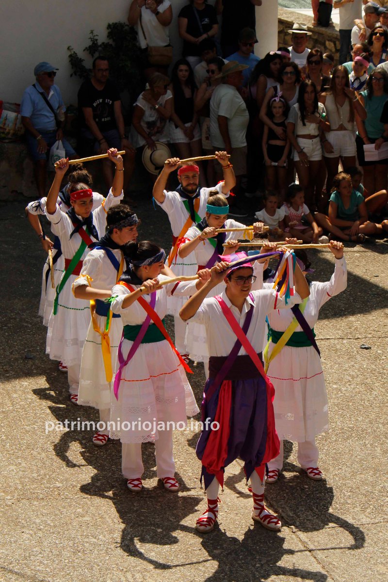 PatrimonioRioja's tweet photo. XXXV Día del Camero Viejo en Terroba.
Danzas de Cameros: Hornillos, Cabezón, Muro, Soto y Laguna. 9 de agosto de 2025.
♥️🤍💚💛

#Tradiciones #Fiestas #Danzas #Celebraciones #Etnografía #Pueblos #CameroViejo #LaRioja #Cameros #Patrimonio #Cultura #Historia #PatrimonioCultural https://t.co/bpCkxLWeez
