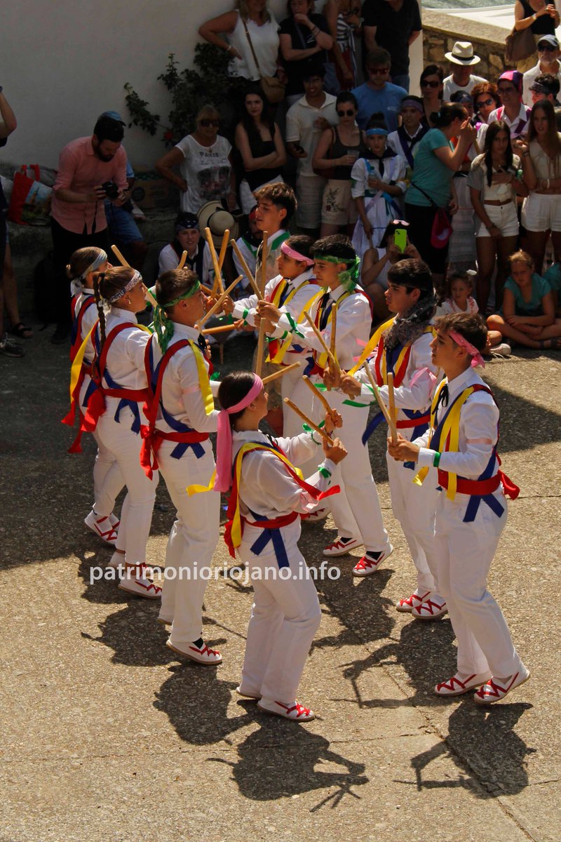 PatrimonioRioja's tweet photo. XXXV Día del Camero Viejo en Terroba.
Danzas de Cameros: Hornillos, Cabezón, Muro, Soto y Laguna. 9 de agosto de 2025.
♥️🤍💚💛

#Tradiciones #Fiestas #Danzas #Celebraciones #Etnografía #Pueblos #CameroViejo #LaRioja #Cameros #Patrimonio #Cultura #Historia #PatrimonioCultural https://t.co/bpCkxLWeez
