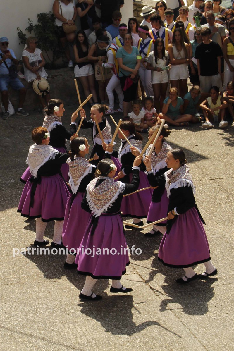 PatrimonioRioja's tweet photo. XXXV Día del Camero Viejo en Terroba.
Danzas de Cameros: Hornillos, Cabezón, Muro, Soto y Laguna. 9 de agosto de 2025.
♥️🤍💚💛

#Tradiciones #Fiestas #Danzas #Celebraciones #Etnografía #Pueblos #CameroViejo #LaRioja #Cameros #Patrimonio #Cultura #Historia #PatrimonioCultural https://t.co/bpCkxLWeez