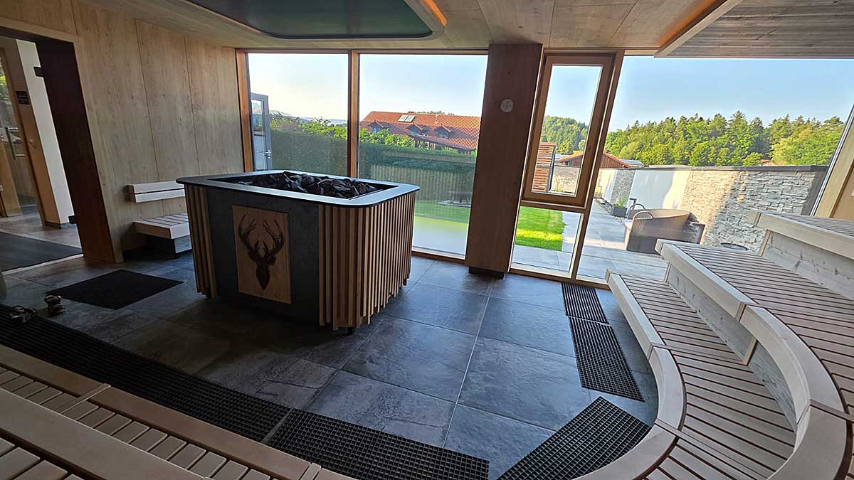 ZumBraeu's tweet photo. Neu im Wellnessbereich: Unsere Panorama-Sauna mit Blick in den Relaxgarten https://t.co/EIyWy0Nwlg https://t.co/5nGGvGUOQh