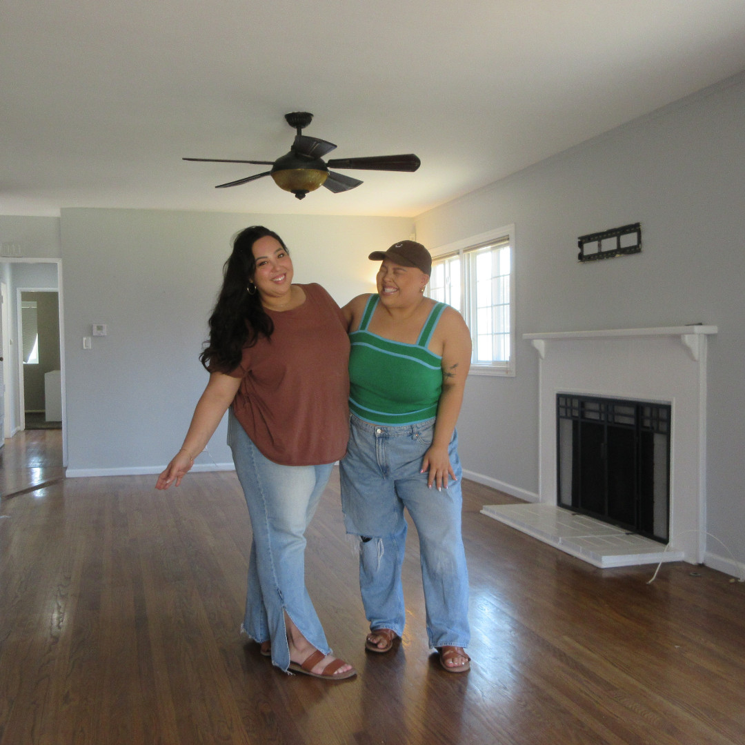 Tonight on #HouseHunters 🌷
A social media influencer is looking for a quirky place to call home in Orange County, California. She's debating between a pricey turnkey or a less-expensive fixer that could stress her out and impact her at-home business.

10|9c on @HGTV 🍊