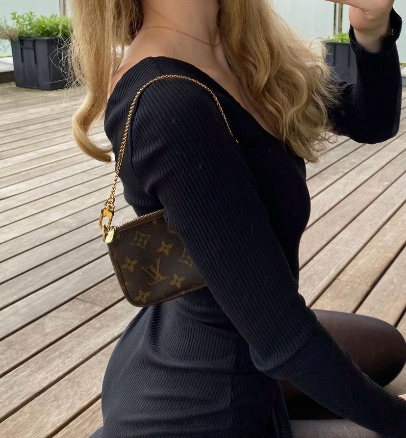 Ich liebe es, Kontrolle über meine Subs auszuüben, indem ich ihm finanzielle Abhängigkeit aufzwinge😈 Ich genieße es, seine Schwächen auszunutzen und ihm Angst einzujagen. Liebss❤️