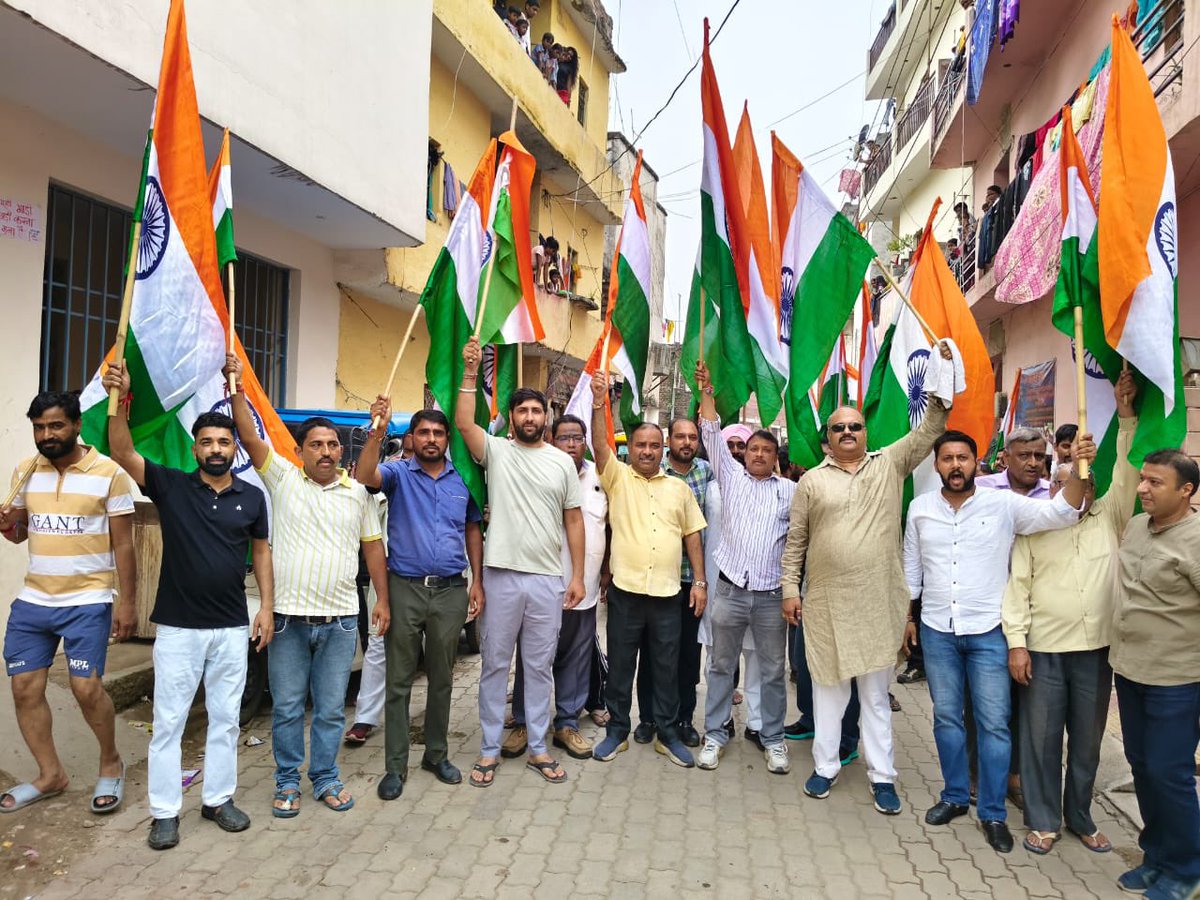 Abhay Kumar Jha (@iabhaykumarjha) on Twitter photo माननीय प्रधानमंत्री श्री <a href="/narendramodi/">Narendra Modi</a> जी के आह्वान पर, आज अपने वार्ड हल्लोमाजरा में #HarGharTiranga के संदेश को जन-जन तक पहुँचाने हेतु आयोजित भव्य #TirangaYatra में गर्व और देशभक्ति के साथ हिस्सा लिया, जिसमें प्रदेश, जिला एवं मंडल के सभी पदाधिकारी उपस्थित रहे। <a href="/BJP4Chandigarh/">BJP Chandigarh</a> माननीय प्रधानमंत्री श्री <a href="/narendramodi/">Narendra Modi</a> जी के आह्वान पर, आज अपने वार्ड हल्लोमाजरा में #HarGharTiranga के संदेश को जन-जन तक पहुँचाने हेतु आयोजित भव्य #TirangaYatra में गर्व और देशभक्ति के साथ हिस्सा लिया, जिसमें प्रदेश, जिला एवं मंडल के सभी पदाधिकारी उपस्थित रहे। <a href="/BJP4Chandigarh/">BJP Chandigarh</a>