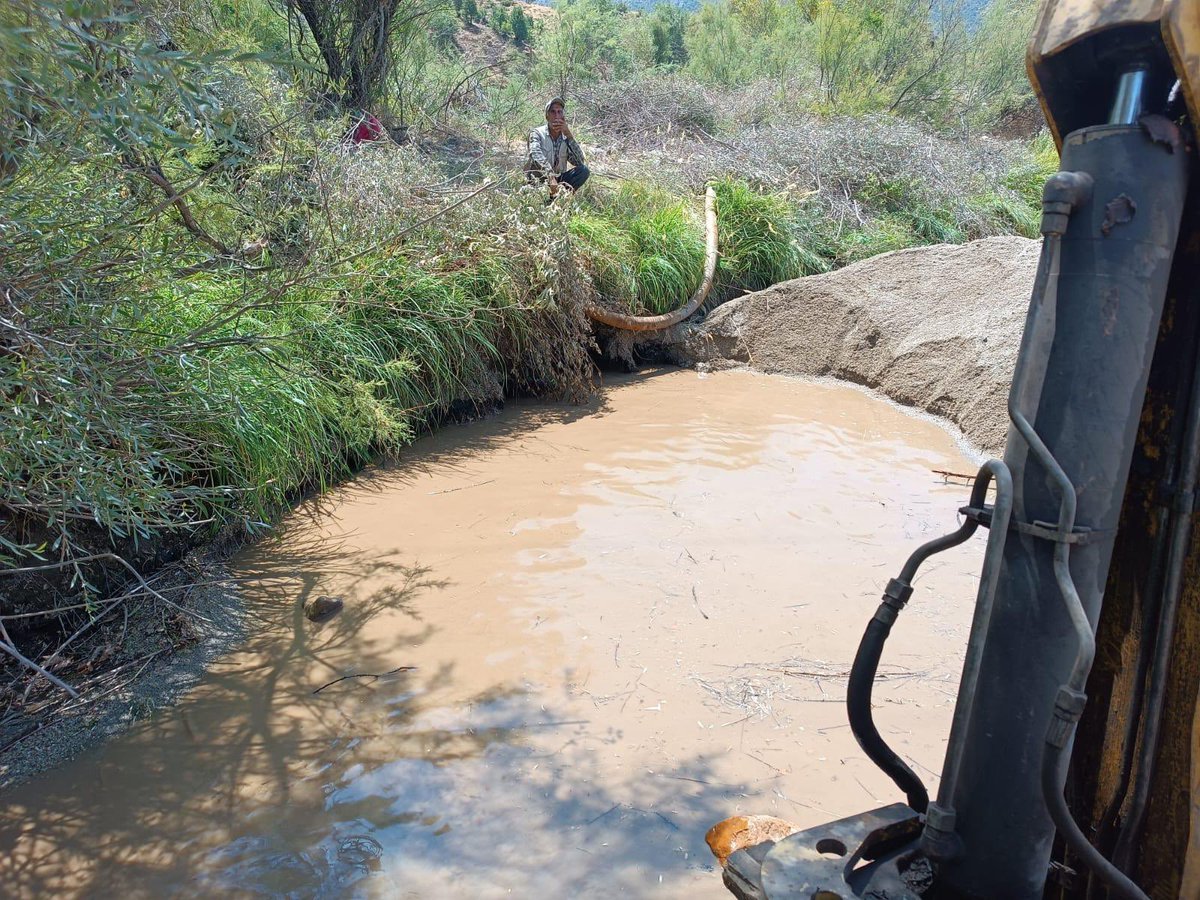 Kaledibi Mahallesi’nde kuruyan nehir yatağından kaynaklanan sulama sıkıntısını gidermek amacıyla çiftçilerin kullanımına yönelik su kuyuları açıldı.