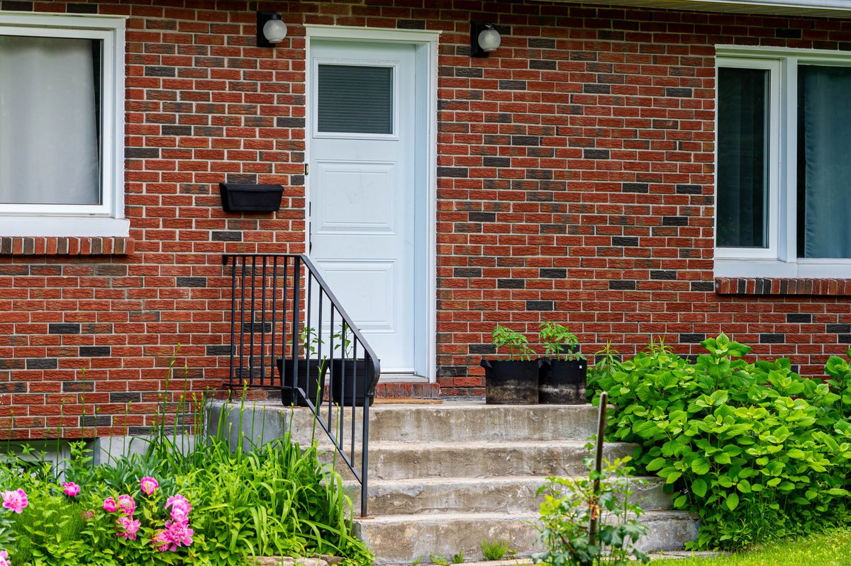 OttawaPolice's tweet image. 🚨 Beware of Door-to-Door Scams 🚪

We’re warning residents about individuals going door-to-door offering services that are too-good-to-be-true. These scammers often demand cash upfront.

🔹Do not provide them access to your property

🔹 Buyer beware! Check the Better Business…