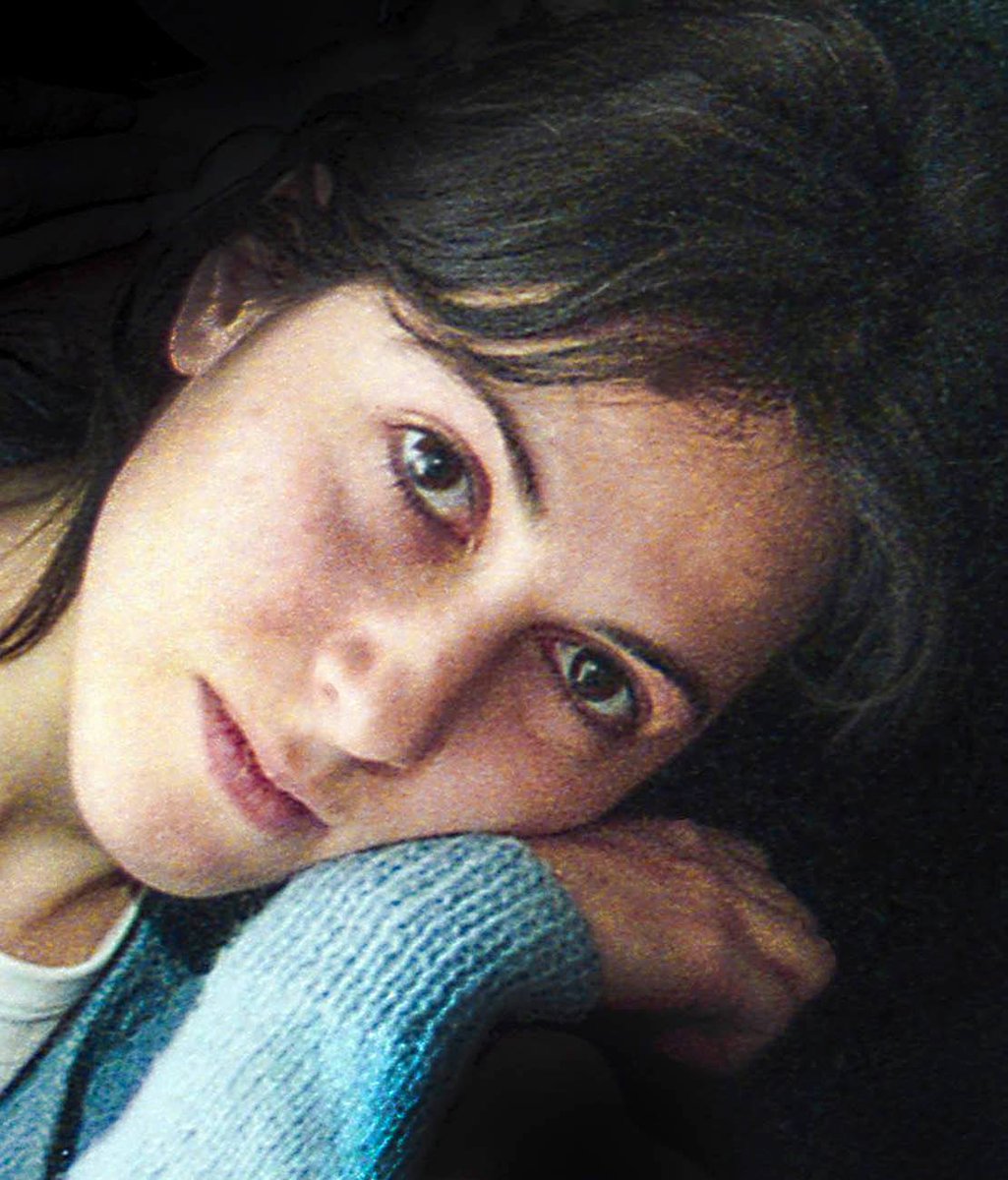 BsAs_recuerdo's tweet image. Rosario Bléfari (1965-2020). Escritora, poeta, dramaturga, actriz, cantante. La polifacética actividad de una artista a quien vemos en esta imagen tomada en el 2000.