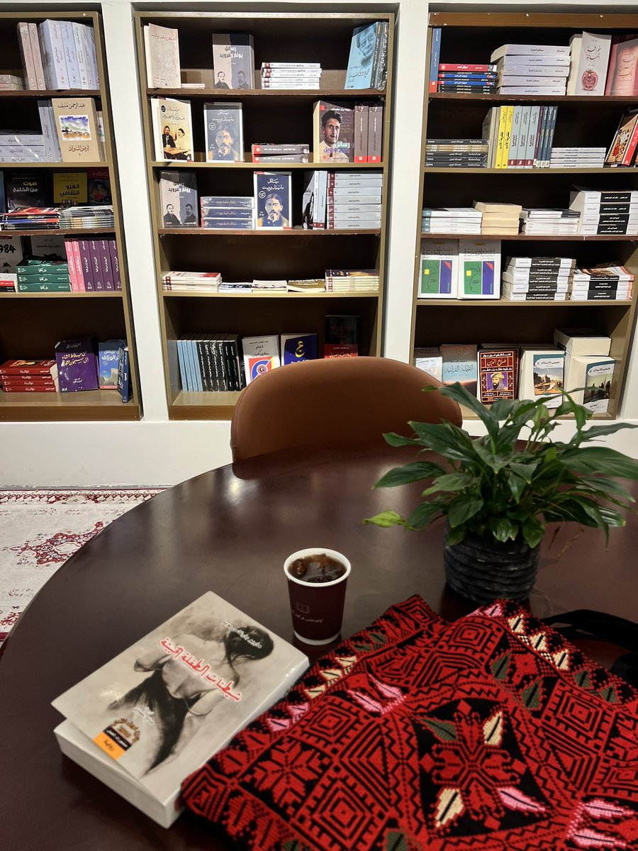 ShahadTu9's tweet photo. "يكفيك في الحياة بأن تكون مُمتلئاً بنفسك ، مُحاطاً بعالمك الذي تُحب ، تعرف قيمتك و الأماكن التي تستحق وجودك"🤎 https://t.co/dYAq7LvK8p