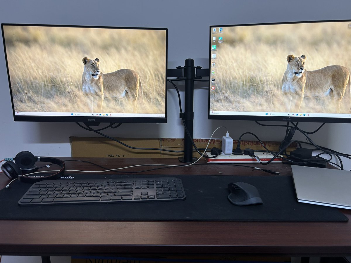 yuvcaptain's tweet image. I love this my working desk setup. Somewhat managed cables.😍 #desktop #desktopsetup #laptopsetup