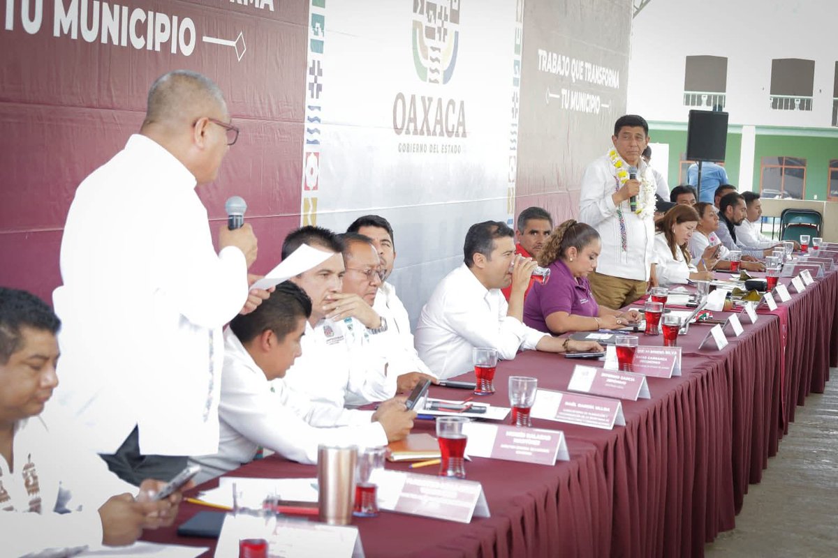 En gira por municipios de la Sierra Juárez, el Gdor. <a href="/salomonj/">Salomón Jara Cruz</a> anunció la autorización de mobiliario, equipo y material para escuelas ➡➡ nivel básico. El IEEPO acompaña este esfuerzo para que cada estudiante aprenda en espacios dignos
#PorUnOaxacaConMejorEducación
