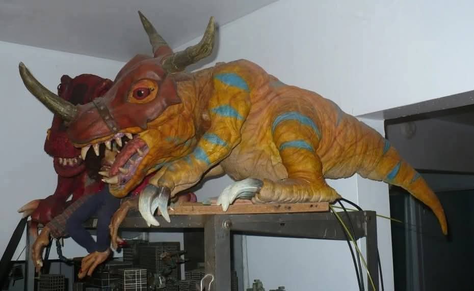 DigitamerX's tweet photo. 🦖 Las marionetas fueron creadas por Fred Spencer, el creador de efectos especiales en Holywood.
❗️Las figuras tienen una dimensión de 101cmX50cm y están hechas de espuma látex con un interior mecánico que produce el movimiento...
#Digimon #Greymon #Tyranomon https://t.co/v6wVoy2TAt