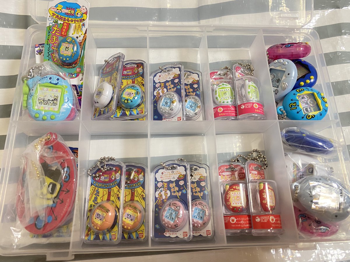 shima_com17's tweet photo. ガチャガチャだけじゃなく、
食玩とかクレーンゲームのもある
もう少し系統ごとにまとめたいけど
ケースの高さや幅的に難しい https://t.co/zRbtdlfTTO