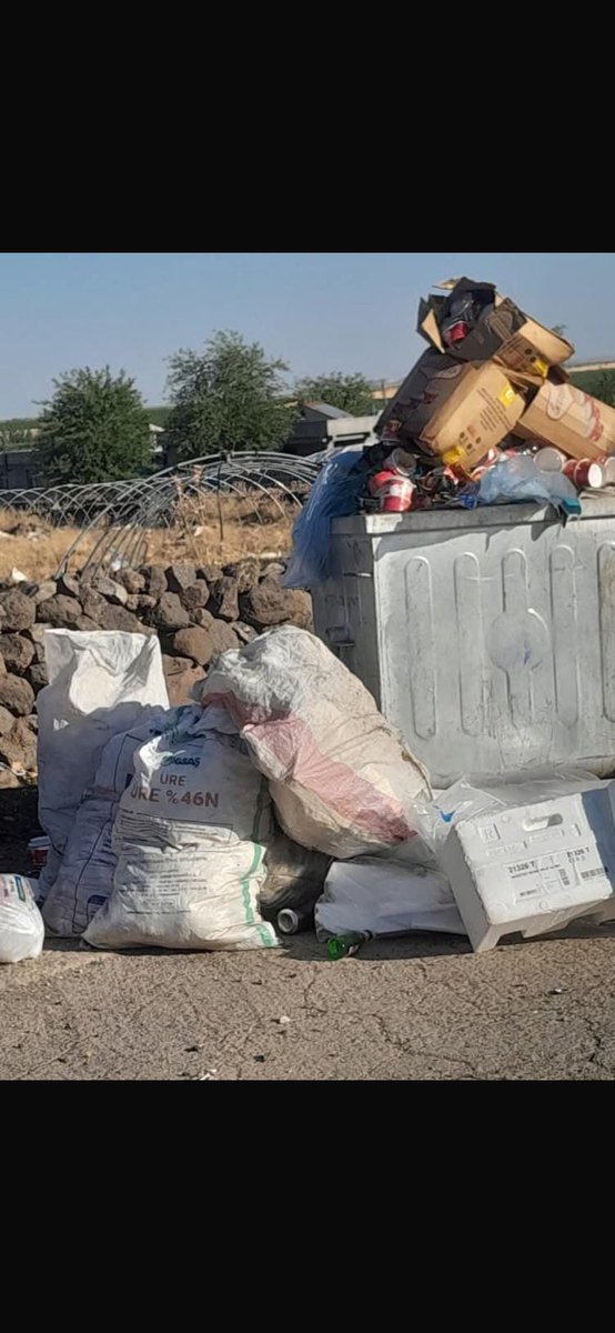 AK PARTİ BELEDİYECİLİĞİ ANLAYIŞI BU MUDUR?

Burası Gürakar beldesiydi. Kanalizasyon, su şebekesi ve altyapısı tamamlanmış bir beldeydi. Şimdi ise Siverek ilçesinin bir mahallesi. Çöp konteynerları var ama çöpler alınmıyor; iki ayda bir alınıyor. Kokudan mahallede durulmuyor,