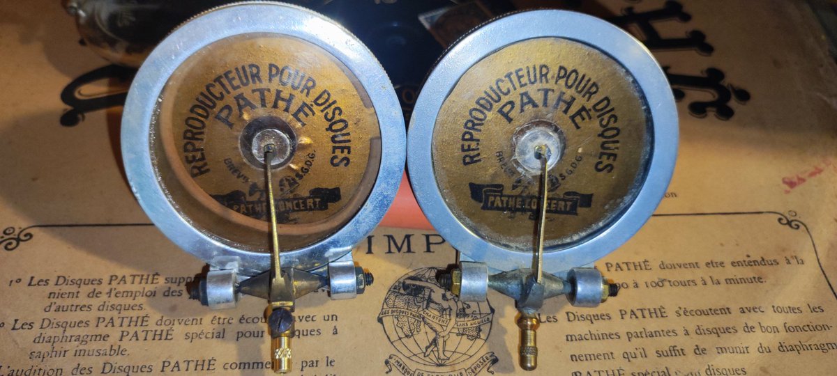 Pour les quelques uns qui ont encore un #gramophone #Pathé avec une tête Pathé concert, vous avez quel système de verrouillage du saphir ? Une vis comme à gauche, ou bien une boule/mollette comme à droite ?