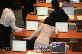 참고로 미디어법 투표때 나경원은 대리투표하는 전설의짤도남김