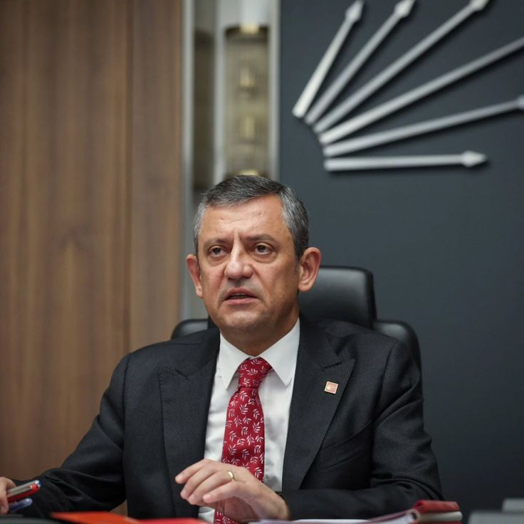 Özgür Özel  ibb borsası kurduğu iddia edilen avukat hakkında:  

"O avukatı tutuklayamıyorlar çünkü konuşursa tüm sistem çöker."