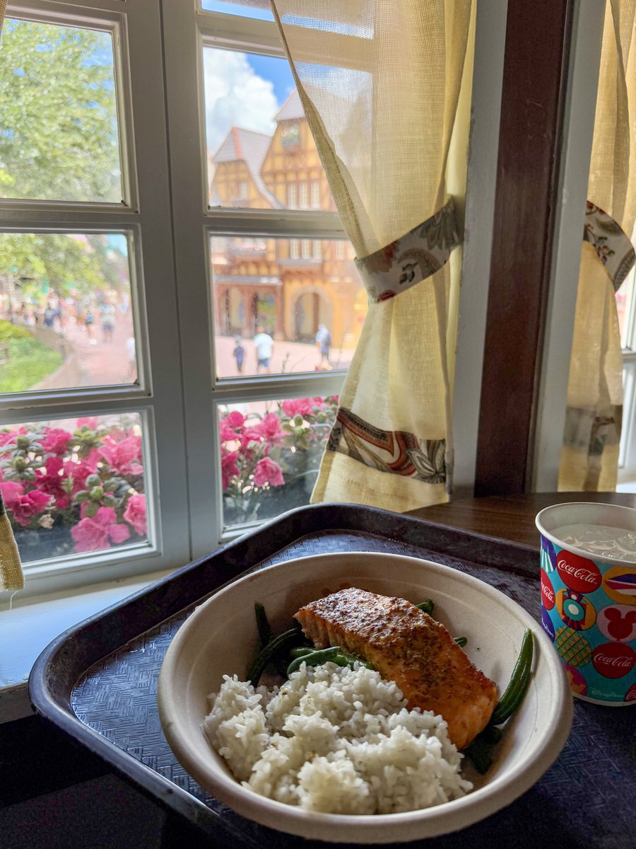 CoreyWDW's tweet image. Upstairs at Columbia Harbour House is still one of my favorite spots. This Maple-Mustard glazed salmon is pretty good too!