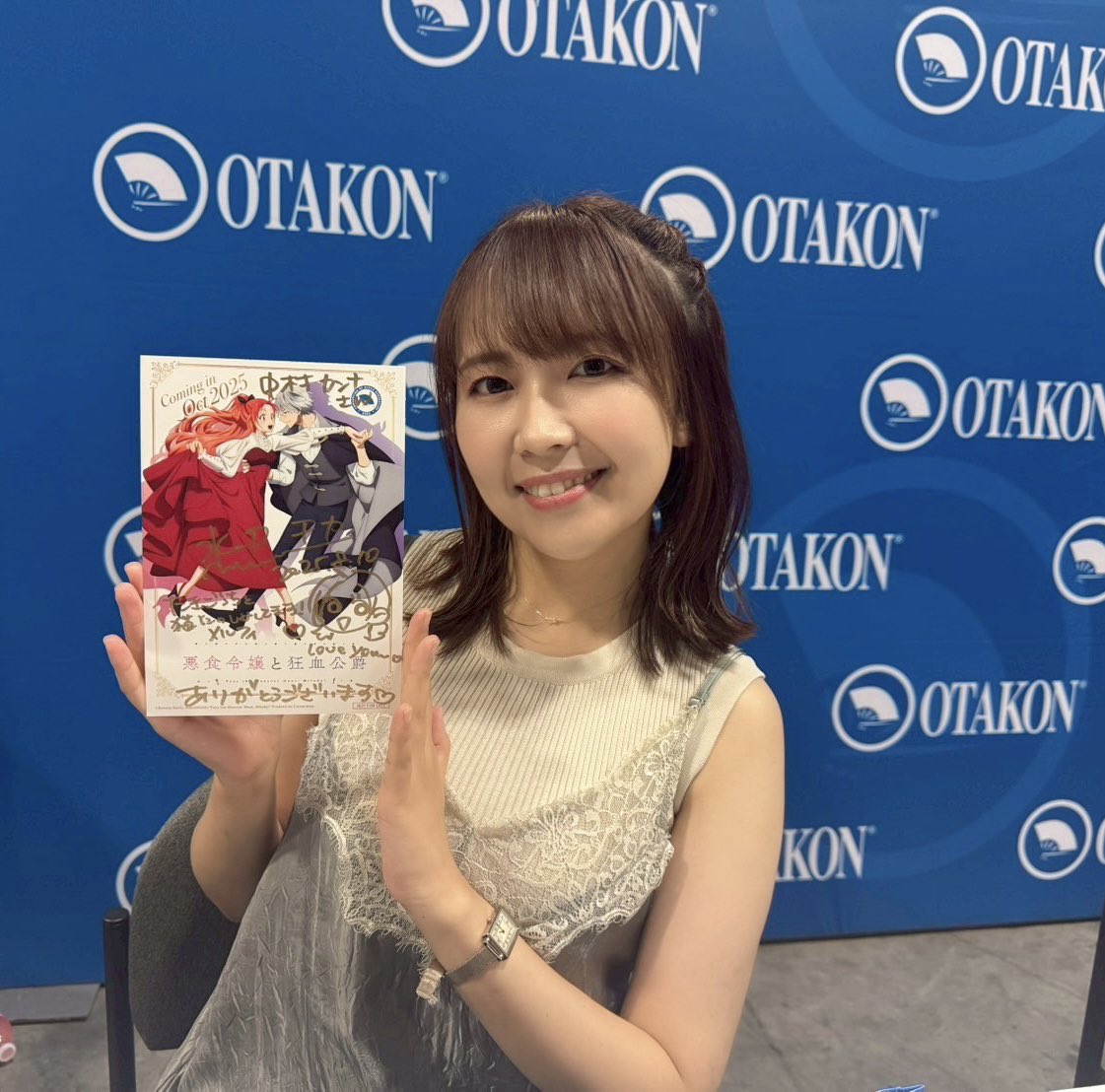 本日は #悪食令嬢と狂血公爵 
サイン会でした🍖
そして私も水辺先生のサイン頂きましたー！！
みなさんのおかげで今年も #Otakon で楽しい3日間を過ごせました♡
またお会いできますように✨

#Otakon2025
