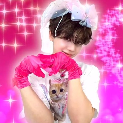 pinkkinjm's tweet photo. animation                                real life https://t.co/QM0NrLxmcG