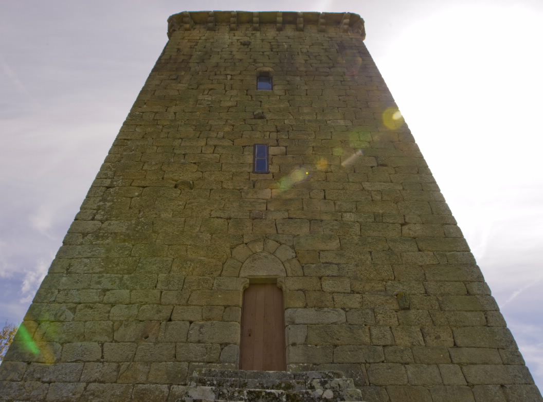 SabiasGalicia's tweet photo. A Torre da Forxa tamén coñecida coma Torre da Fírbeda ou Torre de Porqueira é unha construción que formaba parte da rede defensiva da #Limia xunto co Castelo ou Torre da Pena, en Xinzo de Limia, o Castelo de Celme, en Rairiz de Veiga, e a Torre do Castro en Sandiás. #Galicia https://t.co/nuC2Q0cINp