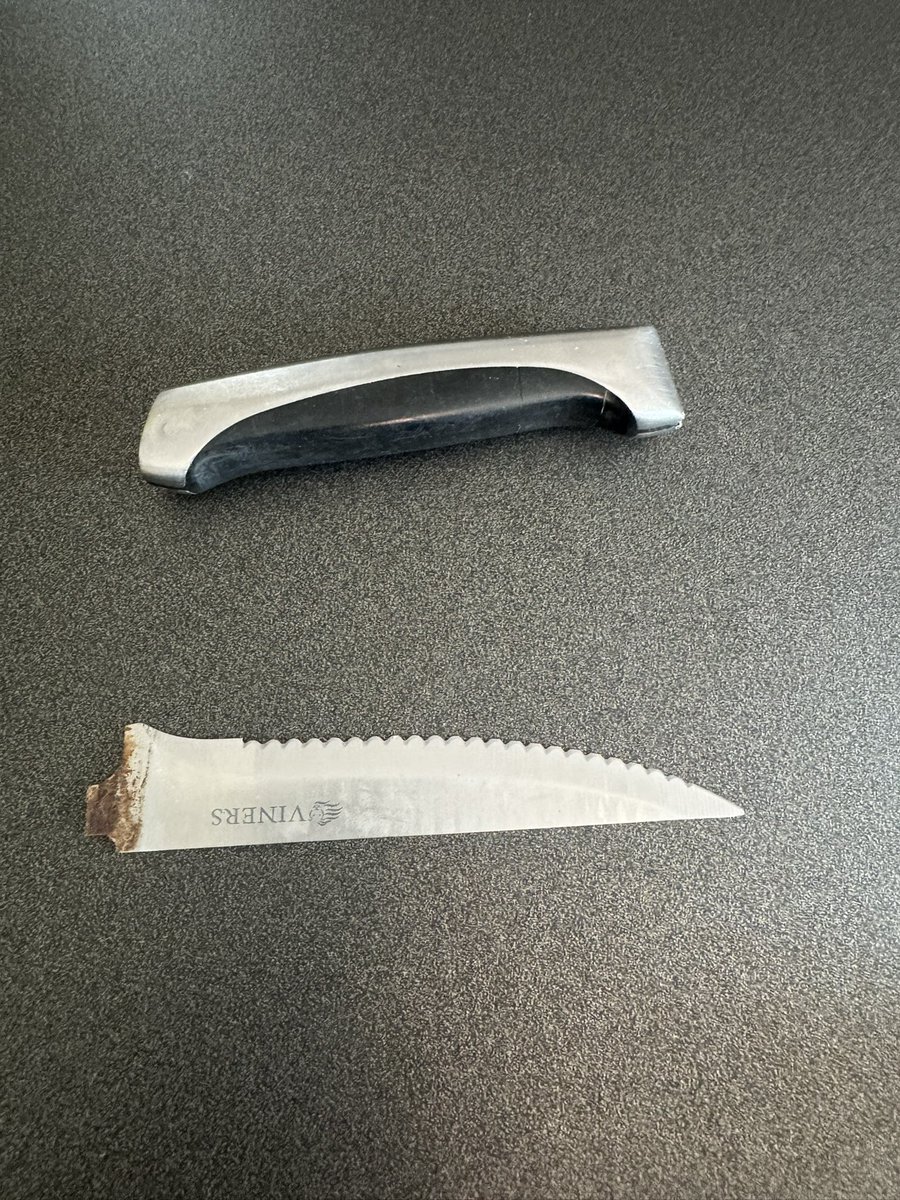 iforrow's tweet photo. @Viners_UK is this what you expect to happen to your knifes after 5 years, and they have never been in the dishwasher or submersed in water. https://t.co/IzBu0WOn7i