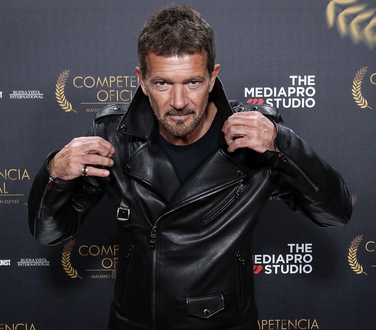 Il a tourné pour Almodóvar, Demme, Jordan, Rodriguez, Donner, Parker, Campbell, McTiernan, De Palma, Allen, Annaud, Soderbergh, Malick ou encore Mangold.
Éternel #Zorro, il fête ses 65 Z’ ans.
Bon anniversaire au sympathique et consciencieux (sources vérifiées) <a href="/antoniobanderas/">Antonio Banderas</a>.