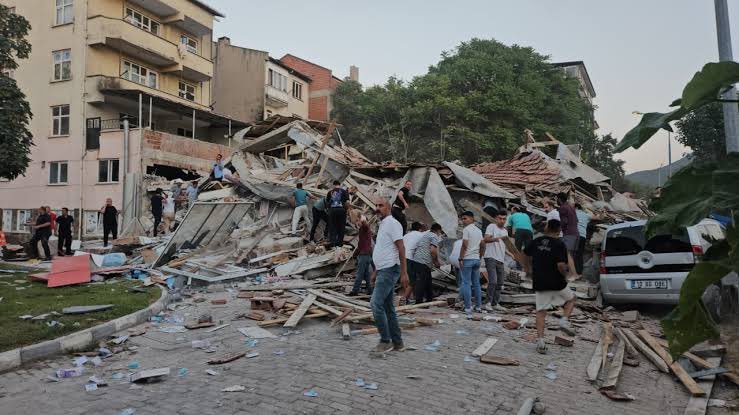 Balıkesir’in Sındırgı ilçesinde meydana gelen ve çevre illerde hissedilen 6,1 büyüklüğündeki depremden etkilenen tüm vatandaşlarımıza geçmiş olsun dileklerimizi iletiyoruz.

@Sedat_PEKER