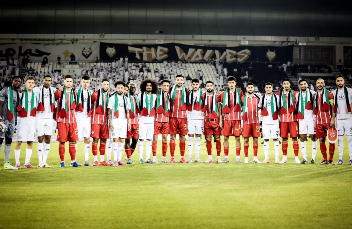Le Wydad AC 🇲🇦 et Al Sadd 🇶🇦 ont tenu à rendre hommage à la Palestine en entrant sur le terrain avec des drapeaux palestiniens autour du cou. 🇵🇸

Quel magnifique geste de la part des deux clubs. ❤️

📸 (IG : alsaddsc / wacofficiel)