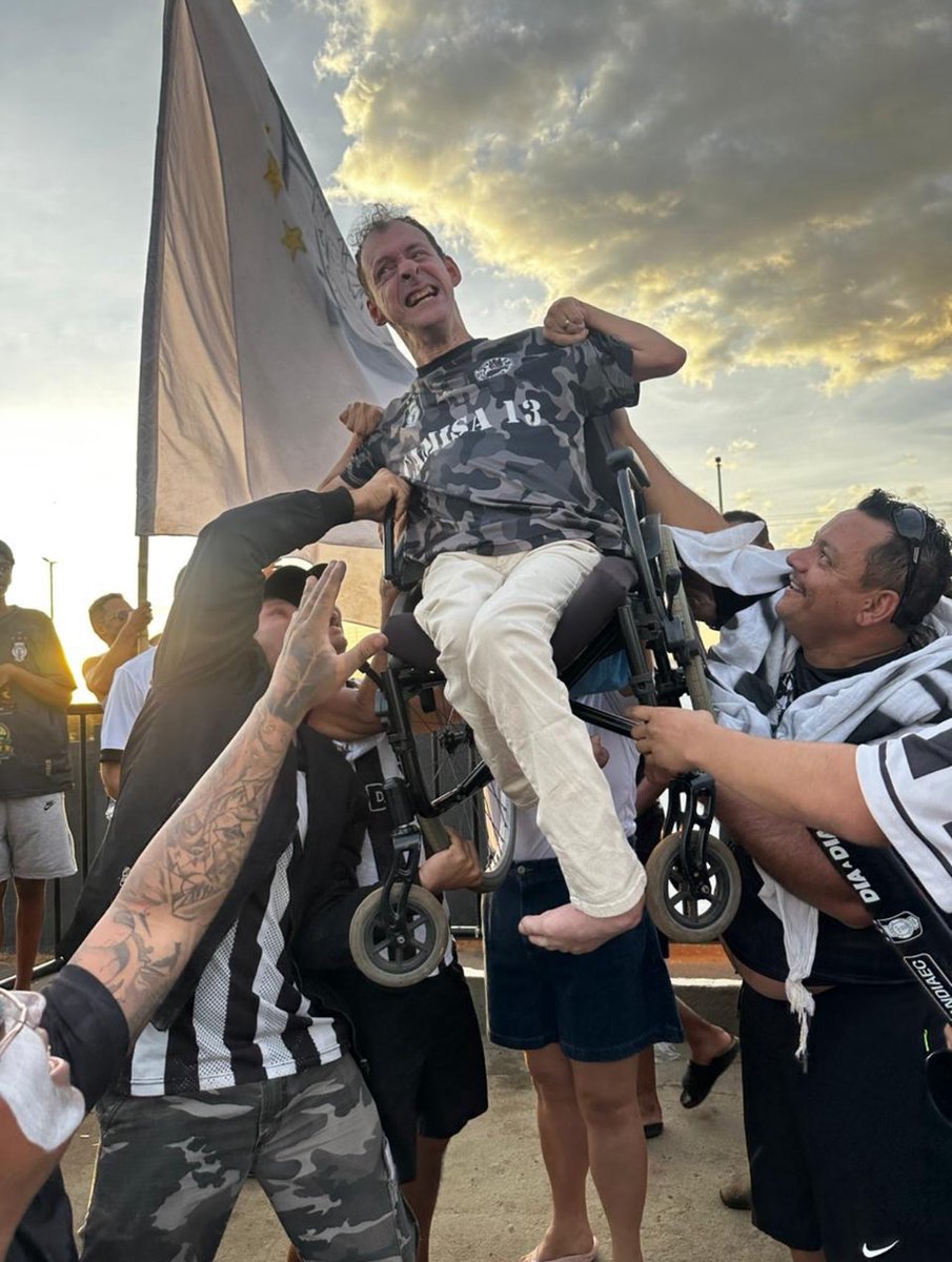 matheusayd's tweet photo. A imagem do fim de semana nasceu na Ceilândia, no estádio Abadião, em um jogo da serie D! 
 
Mauricio, cadeirante, sendo levantado pelos torcedores em meio aos gritos de gol! 
 
Nunca foi só futebol!!!! https://t.co/MyKY3beYi4