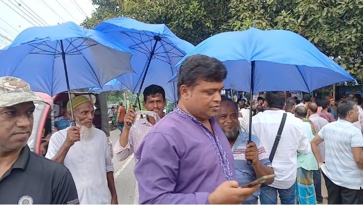 বাসাইলে গ্রামীণ জনপদে ৫ হাজার ছাতা উপহার দিলেন সালাউদ্দিন রাসেল