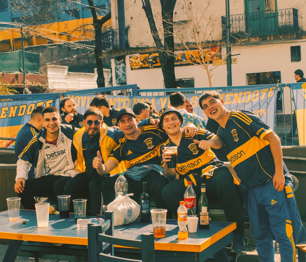 Bocanuncaduerme's tweet photo. En nuestro barrio y con nuestra gente 
#Boca #soybostero #BocaJrs #socios #barrio #inchada #unavidasiguiendote https://t.co/gUGNafDuuO