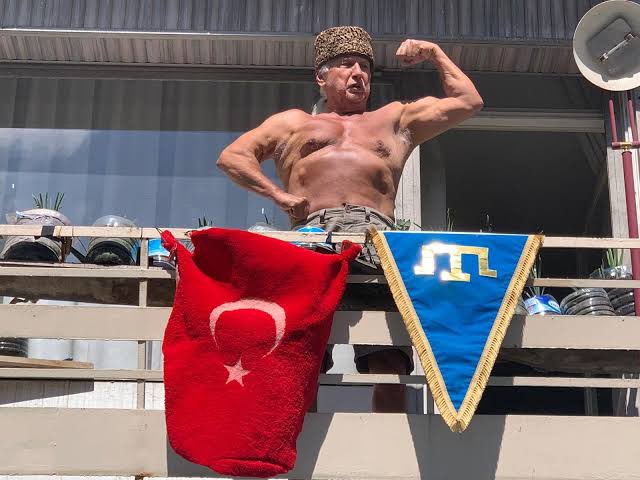 Prof. Dr. Şener Üşümezsoy!

Moda'da 1+1 evde yaşar, sportiftir, disiplinli yaşar. Kırım Türkü olup ülkesine ve vatanına düşkündür. Türk Milliyetçisidir. Kıymetli bir akademisyendir.

Halkı kandırmaz, kaos çağrısı yapmaz, insanları korkutmaz.

Sana inanıyoruz!
#deprem #balıkesir