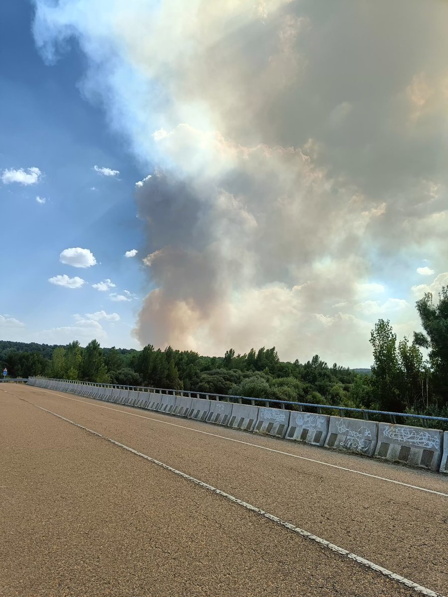 McGuffin's tweet photo. #IFMolezuelasdelaCarballeda Desde Nogarejas, León, visible el humo del incendio, esperemos que quede sofocado. https://t.co/HL13RaVI8n