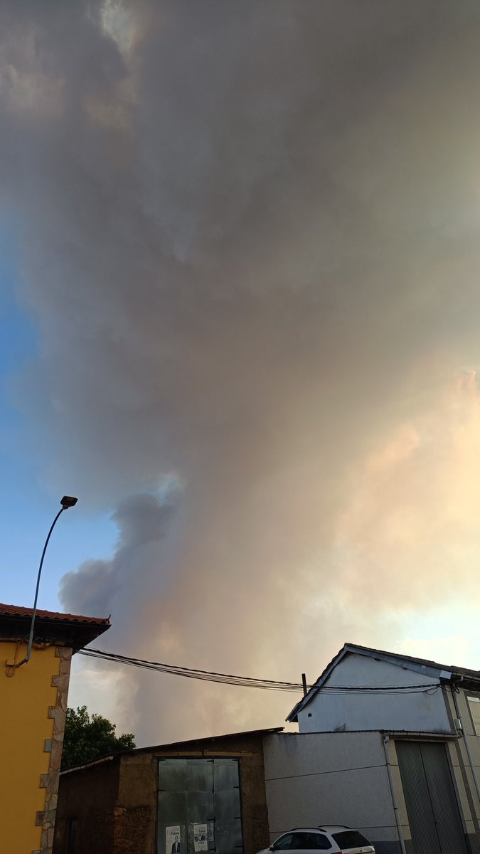 McGuffin's tweet photo. #IFMolezuelasdelaCarballeda Desde Nogarejas, León, visible el humo del incendio, esperemos que quede sofocado. https://t.co/HL13RaVI8n