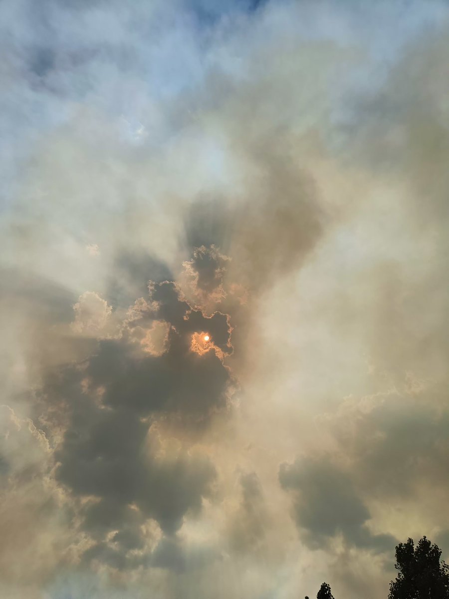 McGuffin's tweet photo. #IFMolezuelasdelaCarballeda Desde Nogarejas, León, visible el humo del incendio, esperemos que quede sofocado. https://t.co/HL13RaVI8n