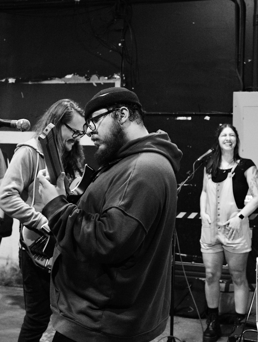 SHOW TONIGHT!!! All proceeds are going to the Florida immigration coalition fund. I’ll be singing in <a href="/LandoBoi/">josue vargas</a> with my absolute family! 
 
Smash tournament at 6
Music at 8

See you soon :)

Photo: Sal <3