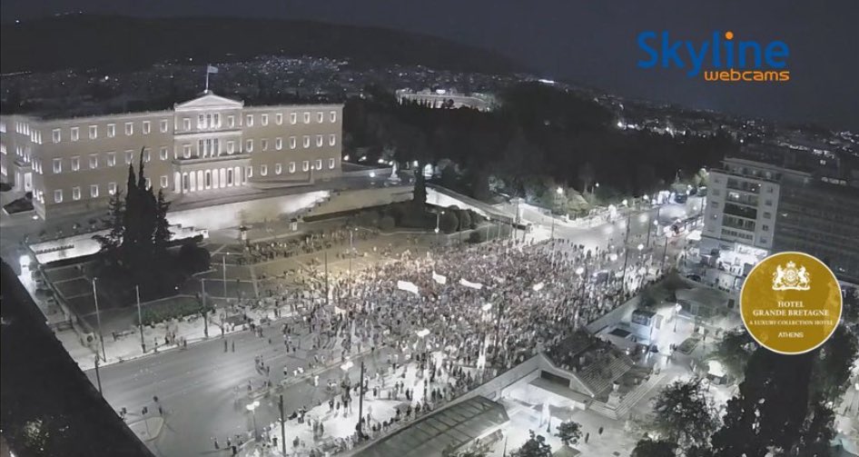 ״יום הזעם״ היווני די נכשל עד כה. מוקדים רבים, נוכחות מעטה. זו תמונה מההפגנה הגדולה ביותר מתוך 105 המוקדים שמתקיימת כעת בכיכר סינטגמה באתונה. בהתעלם ממיעוט הנוכחים בכיכר, הישראלים הרבים ברחבי העיר מדברים עברית בקול, רגועים, ובסך הכל מתנהגים כאילו לא קורה כלום
<a href="/C14_news/">C14</a>