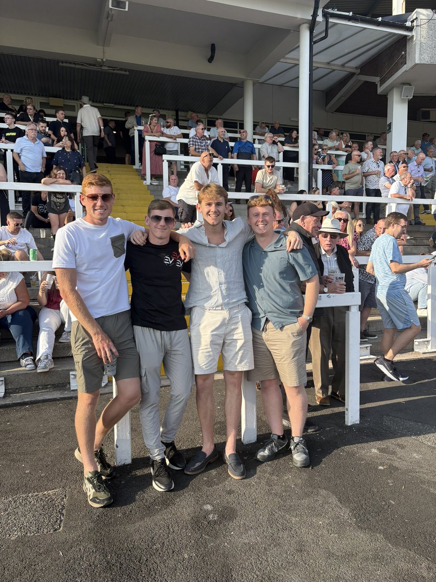 Good evening down at Haydock, shame Mr Butler had to rain on the parade 👀🐎💰<a href="/willhewitt1010/">Will</a> <a href="/A10Holland/">Adam Holland</a>